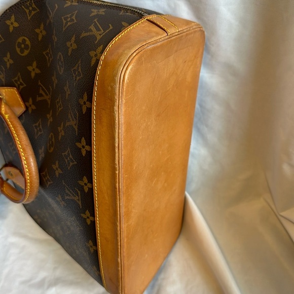 Louis vuitton Alma purse monogram. Beautiful, great condition inside and out. - Picture 5 of 11